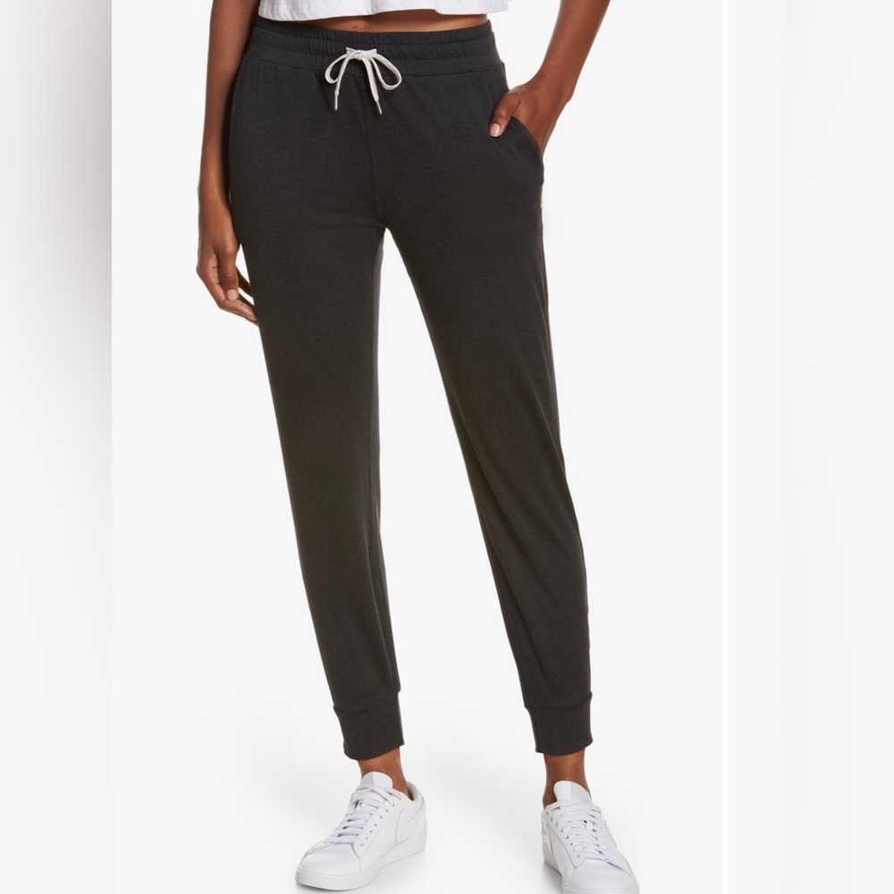 Vuori Performance Joggers in Black Heather